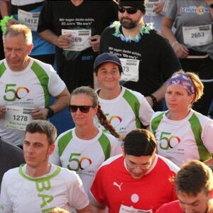 Mehrere Personen beim Firmenlauf in Heinsberg T-Shirts, darunter der Landrat.